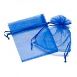 gavepose av organza-stoff - blå